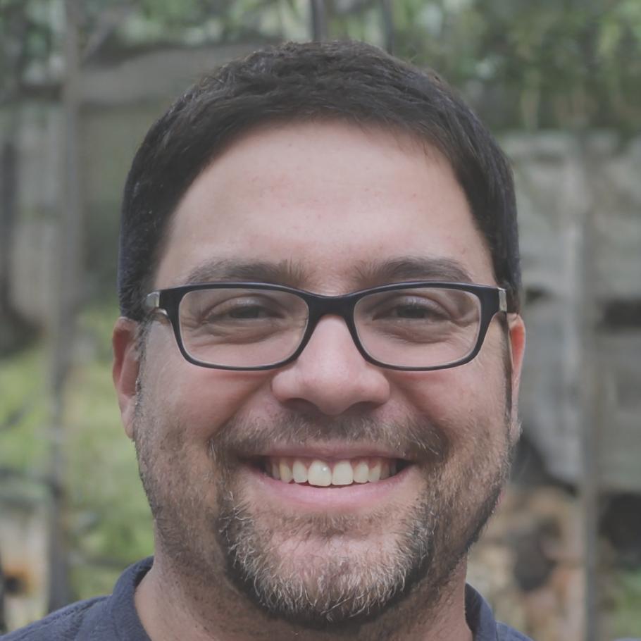 Miembro del equipo de quoravelyntos trabajando en contenido educativo